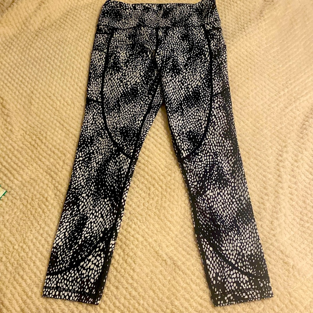 ZYIA Black and White Abstract Leggings